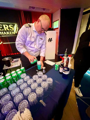 Offiziers-Cocktail-Shaken im HanseAtrium auf der HANSEATIC inspiration