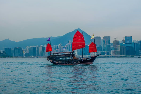 Ein Fischerboot vor Hongkong