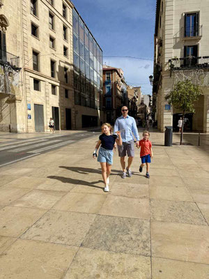 mann mit 2 kindern in der nnenstadt von alicante