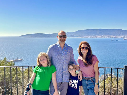 mann, frau. sohn und tochter vor der bucht in gibraltar