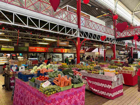 Papeete Frischemarkt mit vielen bunten Ständen