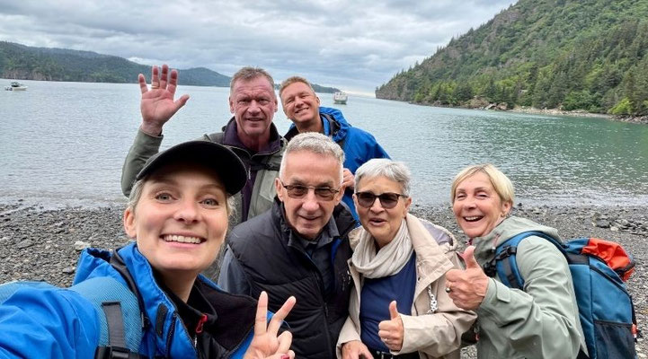 Eine Emocean Cruises Reisegruppe am Grewingk-Gletschersee