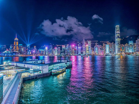 Bucht von Hongkong in China bei Nacht