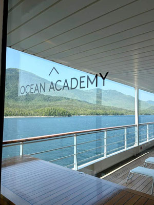 Ocean Academy Glastür auf der HANSEATIC inspiration