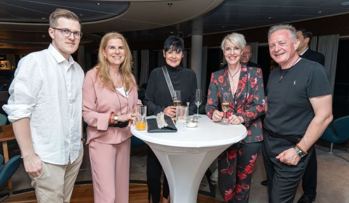 Eine Reisegruppe beim Champagnerempfang auf der MS EUROPA 2