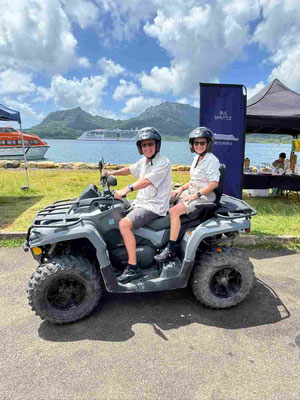 2 Menschen auf einem Quad in Huahine