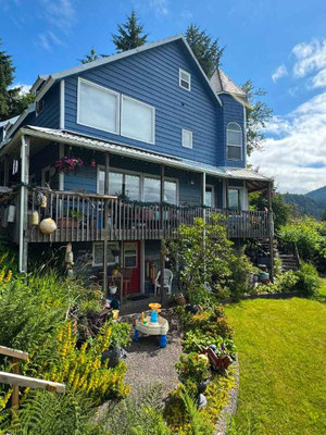 Ein blaues Holzhaus in Wrangell in Alaska