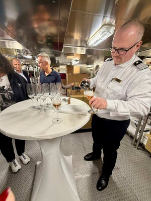 Reisegruppe von Emocean Cruises bei einer Proviantführung auf der HANSEATIC inspiration mit Hoteldirektor Christoph Timm