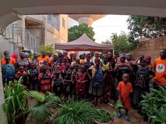 Die Kinder aus Burkina Faso  erhalten ihre Schulranzen