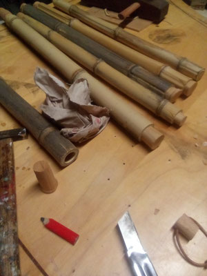 préparation des bambous pour le pietement avant et arriére et tabouret