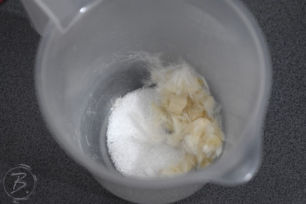 Zitronensäure und Seide im 250 ml Messbecher