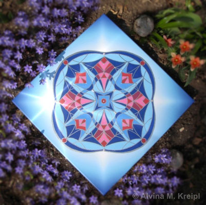 <b>Geburtsmandala, Christina Baumann, Berlin, <a href="http://www.ypsilon-shop.de" target="_blank">Ypsilon-Shop</a></b>  <p>&nbsp;</p>Errechnet aus dem Namen, Geburtsdatum und Geburtsort. Leinwanddruck 40 x 40 cm mit silberfarbenen Konturen.