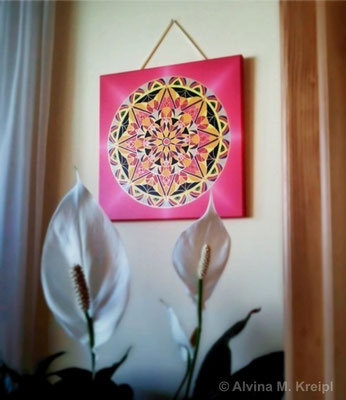 <b>Geburtsmandala, anonym</b>  <p>&nbsp;</p>Errechnet aus dem Namen, Geburtsdatum und Geburtsort. Leinwanddruck 40 x 40 cm mit nachgearbeiteten goldfarbenen Konturen.