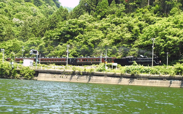 汽笛を2回鳴らしてくれました! 乗客の皆さんも窓から手をふって