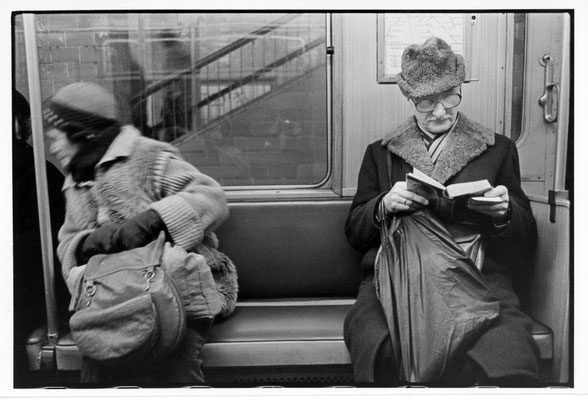 Ein Leser in der U-Bahn, aufgenommen in Ost-Berlin Mitte der 80er Jahre.