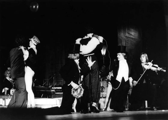Nina Hagen bei einem Auftritt im Berliner Friedrichstadtpalast während der Sonntagsvormittagsmatinee im Dezember 1975. Foto: Maja Lopatta