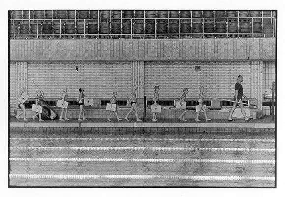 Schulschwimmen in der Schwimmhalle im SEZ. Aufgenommen 1984.