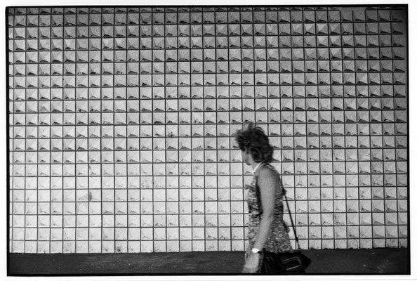 Eine Frau passiert den Durchgang am S-Bahnhof Alexanderplatz. Aufgenommen 1984.