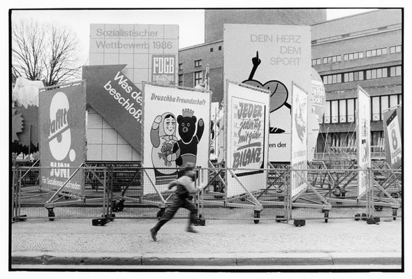 Ein Kind läuft an abgestellten Wahlplakaten zur Volkskammerwahl 1986 vorbei. Aufgenommen nach der Wahl im Juni 1986 nahe der Volksbühne.
