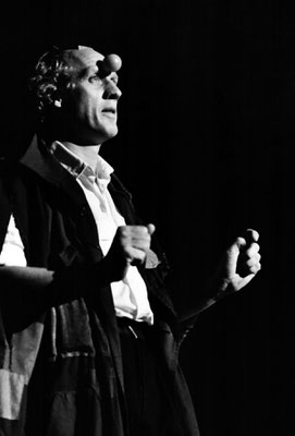 Der niederländische Liedermacher Hermann van Veen bei seinem Auftritt in Dresden 1987. Foto: Marion Klemp