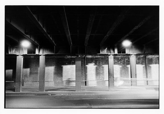 Nachtaufnahme der Brückendurchfahrt am Ostbahnhof. Aufgenommen Mitte der 80er Jahre.