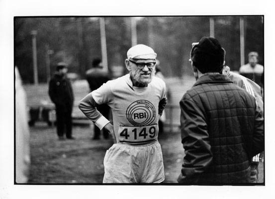 Ein Redakteur des Radio Berlin Internatioal (in Sportkleidung) während des Silvester Pfannkuchenlauf.