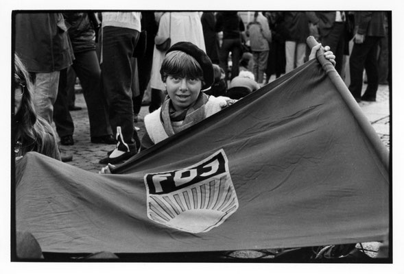 Teilnahmer der Demonstration am 1. Mai auf der Straße Unter den Linden am Bebelplatz 1989.