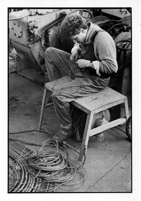 Bootsmann Per Preuser bei der Arbeit auf dem Motorgüterschiff MS "Wittenberge" des VEB Binnenreederei, aufgenommen 1986.