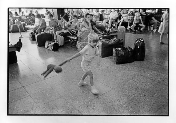 Reisende warten am Flughafen Berlin-Schönefeld. Aufgenommen Anfang der 80er Jahre.