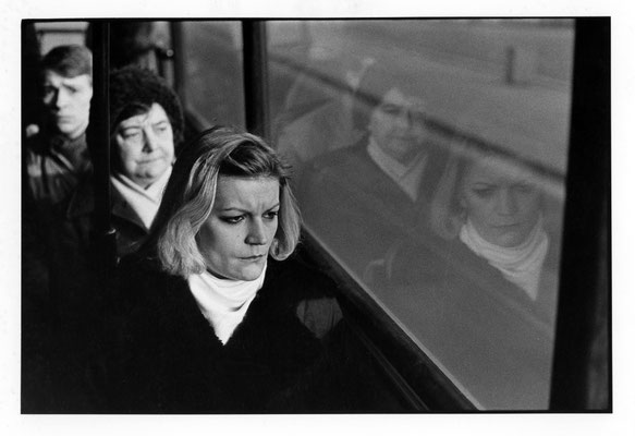 Menschen in der Straßenbahn, aufgenommen in der Schönhauer Allee, Mitte der 80er Jahre.