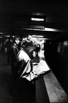 Ein junger Mann liest im U-Bahnhof Thälmannplatz (heute Mohrenstraße) in einer Zeitung. Aufgenommen 1983.