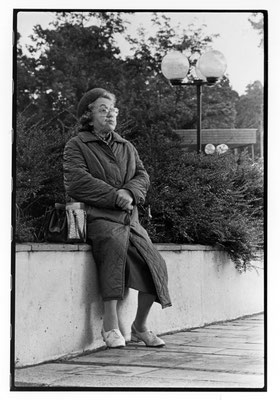 Eine Dame stärkt sich vor der Müggelseeperle mit ihrem Vorrat aus der Tasche. Aufgenommen 1983.