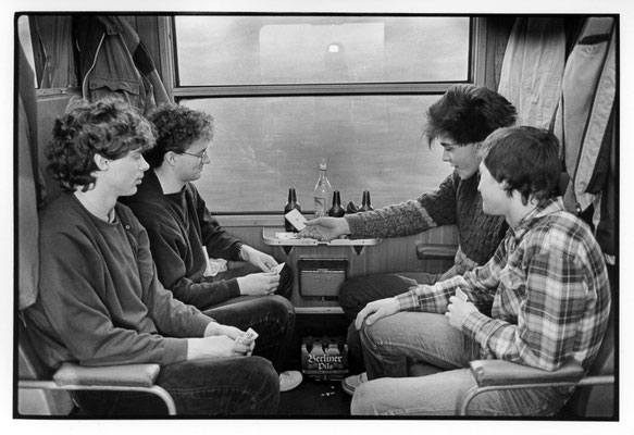 Studenten auf der Heimfahrt von Leipzig nach Berlin. Aufgenommen während der Zugfahrt 1981.