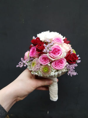 klassischer Brautstrauß in rosa bis rot