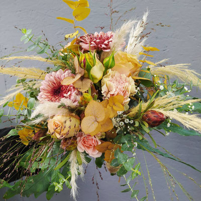 Boho-Art Brautstrauß in Beige und Apricot
