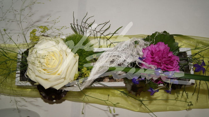 Weisse Rosen Hochzeitsgesteck Einfach Blume