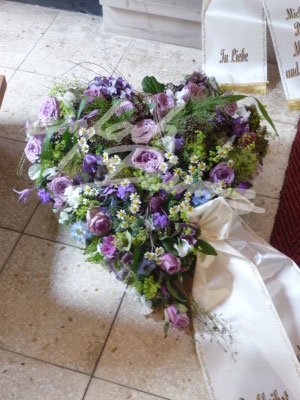 Trauergesteck lila Herz Einfach Blume