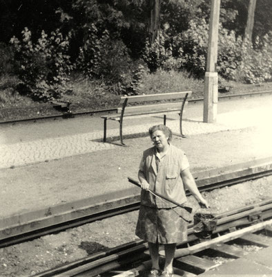 1974: Bahnhofshelferin beim Schmieren der Weiche 3