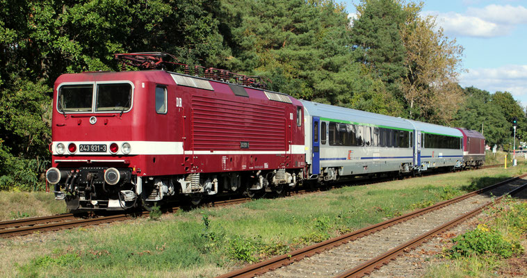 30.09.2024: Die Delta-Rail Loks 223 154 und 143 031 überführen zwei IC-Wagen der PKP von der InnoTrans nach Polen