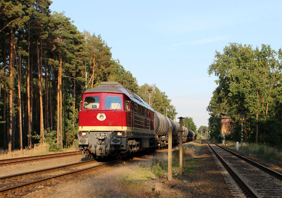 LEG-Lok 132 109 steht abfahrbereit mit leerem Kesselwagenzug in Kablow, 02.09.2016