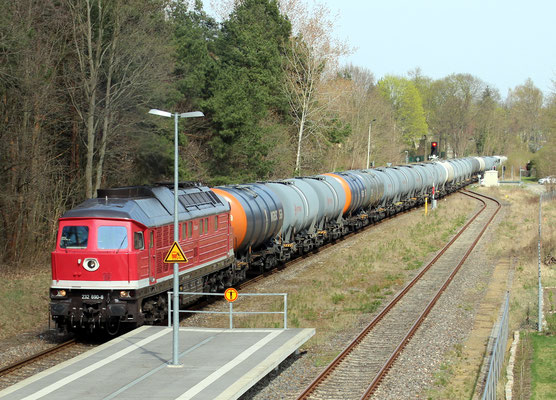 12.04.2018: 232 690 der Erfurter Bahnservice GmbH mit Kesselwagenzug