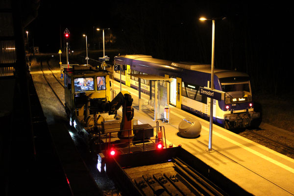 08.04.2018: NEB 005 und GKW 302 mit Bauzug um 23:22 Uhr 