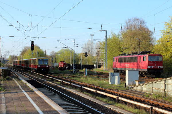 April 2915: Hochbetrieb mit einfahrendem S-Bahnzug, Lok 298 312 vor leerem Kohlezug aus dem Hafen und Lok 155 008 im Aufstellgleis 