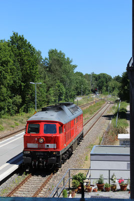 05.06.2015: DB-Lok 233 314 auf Gleis 2