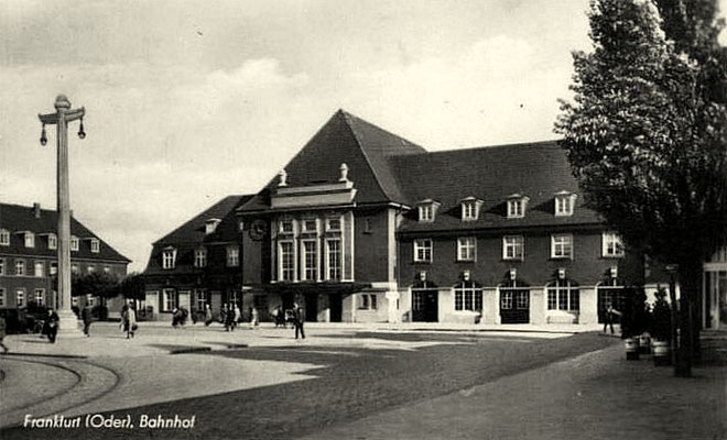 1955: Das in den 1920er Jahren errichtete neue Empfangsgebäude in Frankfurt (Oder)
