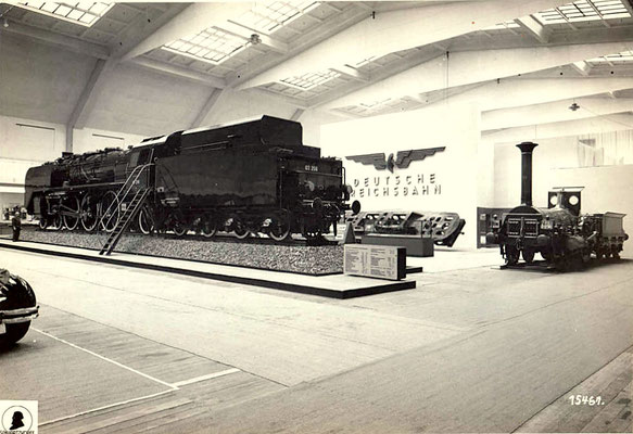 Lok 03 256 fabikneu von BMAG in der "Autohalle" Witzleben, rechts steht der Nachbau der historischen Crampton-Lok "Die Pfalz"