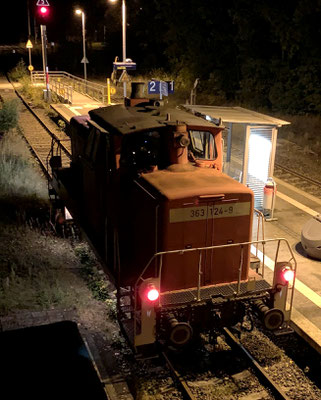 27. September 2022: FLEX-Lok 363 124 ex DB V60 1124 in Zernsdorf, Gleis 2.  Der fast 60-jährige Oldtimer hatte einen Kesselwagenzug nach Kablow gezogen  und fährt nun zurück nach KW.   