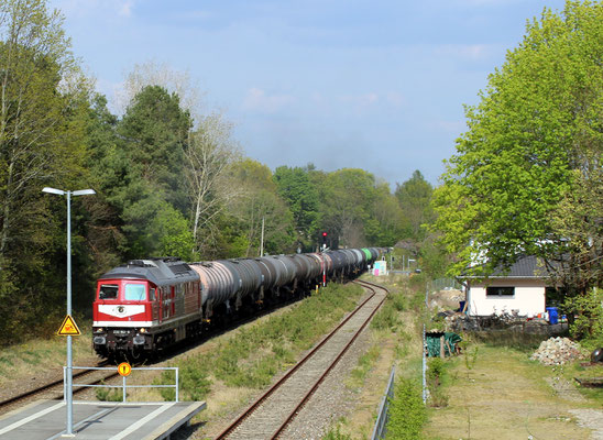 24.04.2020: Die aufgearbeitete LEG-Lok 232 182 in ungewöhnlichem Design mit leerem Kesselwagenzug