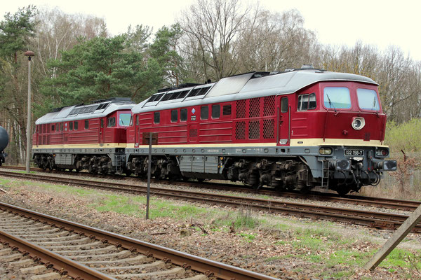 "Bw Kablow" mit LEG Loks 132 109 und 132 158, die auf die Entladung ihrer Kesselwagenzüge warten, 07.04.2016