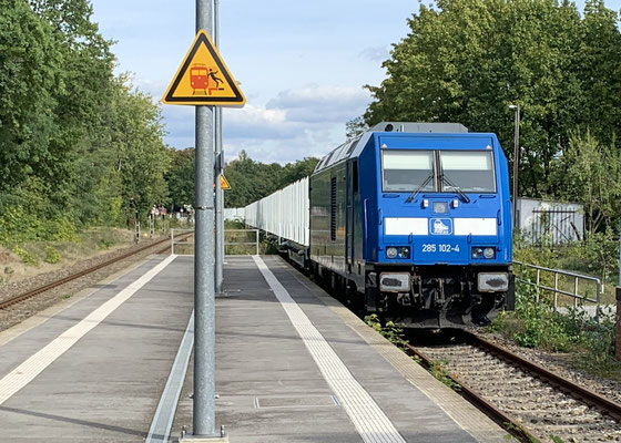 23. September 2022: Press-Lok 285 102 hat einem Holztransport nach Beeskow gebracht und fährt nun mit dem Leerzug zurück Richtung KW
